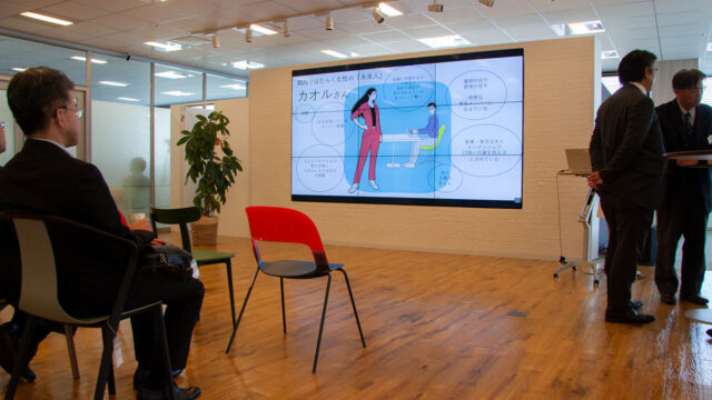 株式会社オカムラ イラスト展示風景01